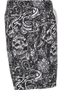 Schwarze Schwimmshorts mit einem weißen, tattoo-inspirierten Druck, der Designs von Schiffen, Rosen, Schlangen und verschiedenen nautischen Elementen zeigt.