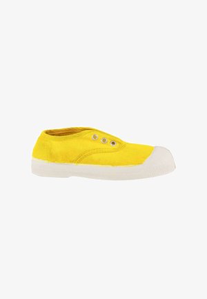Chaussure en toile jaune à enfiler avec semelle en caoutchouc blanc et embout, équipée de trois œillets métalliques sur le côté supérieur.