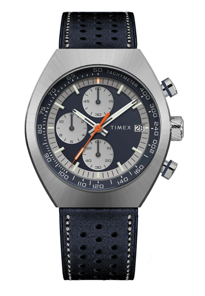 Timex pulkstenis ar sudraba nerūsējošā tērauda korpusu, melnu perforētu ādas siksniņu, tumši zilu ciparnīcu, trim subciparnīcām un oranžiem akcentiem uz otra rociņas.