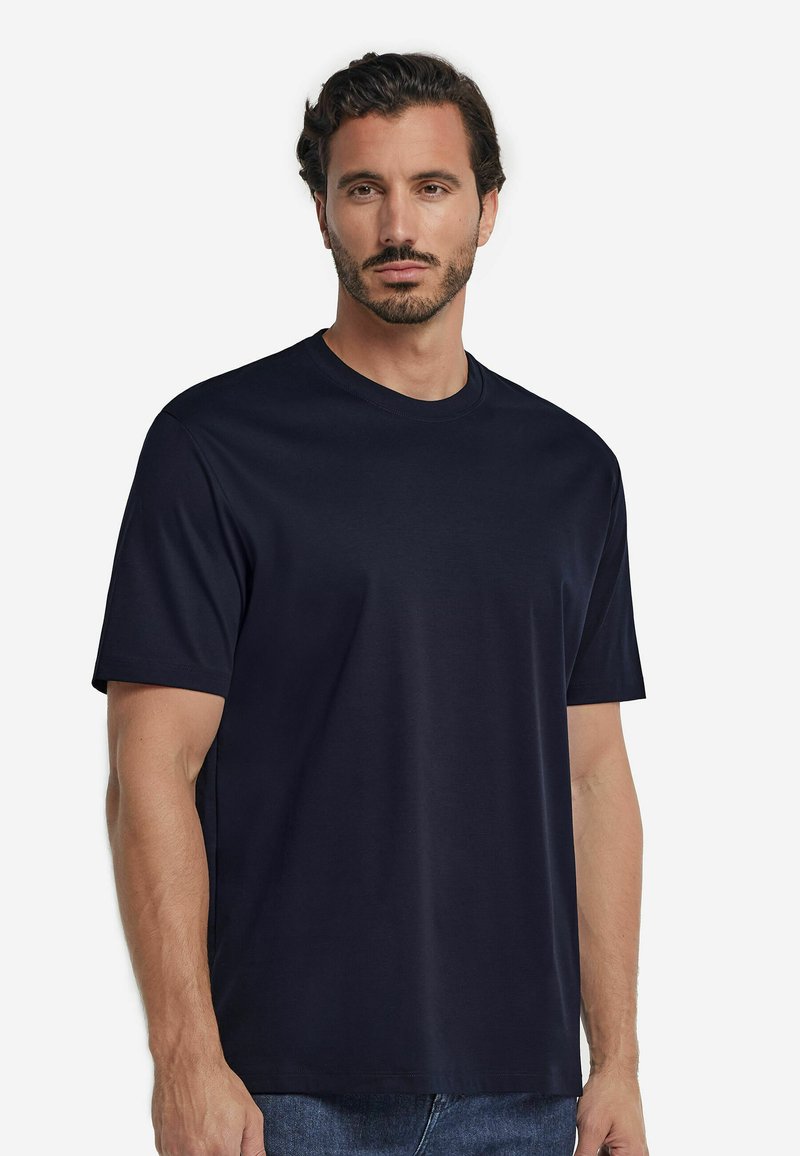 Mörkblå, kortärmad T-shirt i mjukt tyg, med rundad halsringning och avslappnad passform, utan synliga logotyper eller mönster.