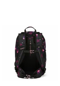 Sac à dos floral noir et violet avec des bretelles rembourrées, des boucles de poitrine et de taille, et un panneau arrière respirant.