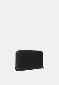 Portafoglio in pelle nera con superficie testurizzata, chiusura a zip lungo il bordo e accessori in tonalità oro. Forma rettangolare, design compatto.