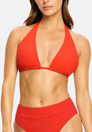 Femme portant un haut de bikini licou rouge uni et un bas de bikini taille haute, cadrée des épaules aux hanches sur un fond neutre.
