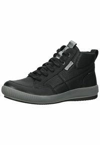 Zapatilla alta negra con parte superior de cuero texturizado, punta redondeada y suela de goma gris. Presenta cordones negros y acentos metálicos en la lengüeta.