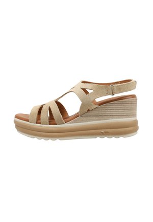 Sandalia cuña de ante beige con múltiples tiras, correa trasera ajustable, plantilla acolchada y suela gruesa en capas con fondo estriado.