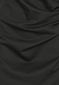 Sort stof med glat struktur, der udviser blød fald og let glans. Ingen tydelige mønstre eller beslag synlige.