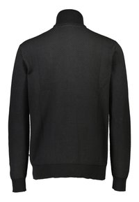 Sort strikket sweater med et tekstureret mønster, høj krave samt ribbede manchetter og nederste kant. Enkel design og ensfarvet. Vist fra bagsiden.
