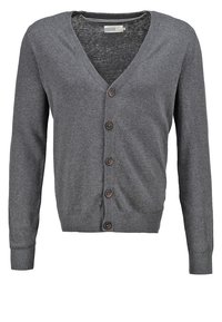 Šedý pletený cardigan s výstřihem do V, dlouhými rukávy a pěti hnědými knoflíky na přední straně. Hlavními rysy jsou žebrované manžety a pas.