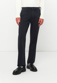 Marineblaue Hose aus Baumwollmix, mit geradem Bein, vorderen Taschen und einem Knopfverschluss mit Gürtelschlaufen.