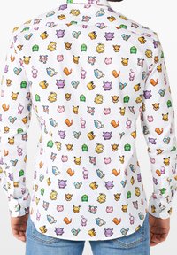 Camicia a maniche lunghe in tessuto bianco, con un vivace motivo stampato di personaggi dei cartoni animati in pixel di vari colori.
