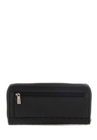 Portafoglio nero realizzato in materiale sintetico liscio, con un motivo intrecciato lungo il fondo, una tasca con zip e accessori in metallo.