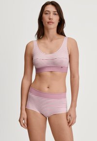 Ensemble de soutien-gorge et culotte en coton rayé rose avec une texture douce, présentant une large bande et un décolleté dégagé. Les rayures sont de conception horizontale.