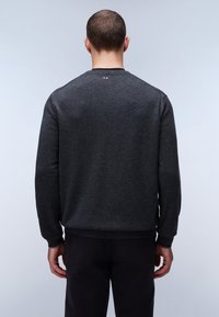 Sweatshirt gris foncé avec un col rond, des poignets et un ourlet côtelés, et trois surpiqûres décoratives sur le dos près du col. Texture de tissu douce.