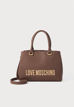 Rjava torbica s zlatim napisom "LOVE MOSCHINO". Ima dve zgornji ročaji in snemljiv trak. Gladek umetni usnjeni material.