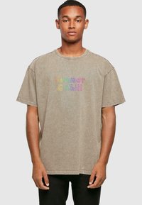 Merchcode SUMMER AND CHILL RAINBOW  HEAVY  - Apdrukāts T-krekls - darkkhaki