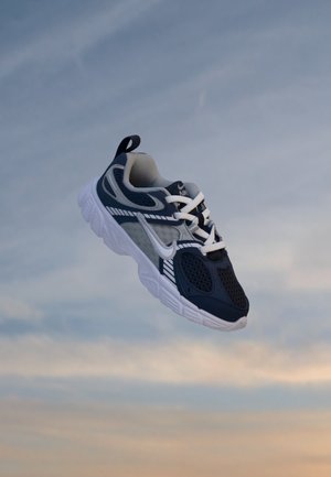 Nike Sportswear, RNR UNISEX - Tenisky - thunder blue/white/light smoke grey/metallic silver/black