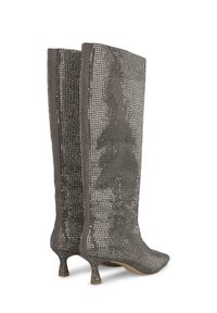 Stivali in rete argento alti fino al ginocchio con punta affusolata e tacco a kitten. Presentano un motivo a griglia testurizzato e pannelli laterali grigi a contrasto.