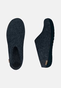 Grå ullfiltsandaler med en minimalistisk design, featuring en mjuk ovandel, öppen häl och gummisulor för bra grepp. Inga ytterligare utsmyckningar.