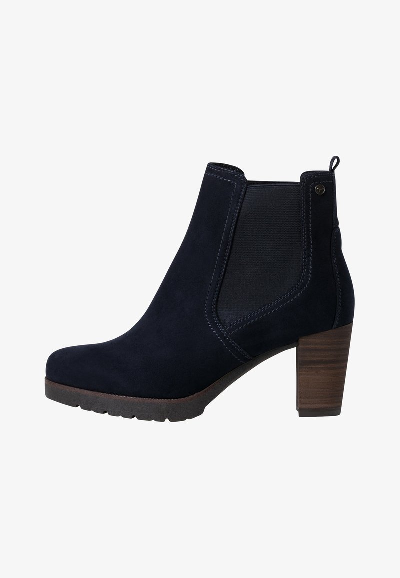 Bottine en daim bleu marine avec panneau latéral élastique, talon bloc marron empilé, languette de tirage et surpiqûres détaillées.