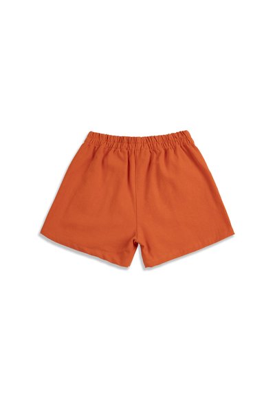 Rostorange elastische Taillenband-Shorts, schlichtes Design, aus weichem Stoff, flach auf weißem Hintergrund präsentiert.