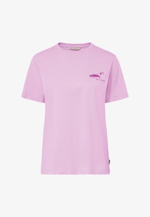 Hellviolettes kurzärmeliges T-Shirt mit kleinem dunkelviolettem Berg- und Sonnenmotiv sowie dem "Vaude"-Logo auf der linken Brust.