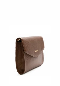 Bolso de mano de cuero marrón con superficie texturizada, cierre de solapa y branding sutil en dorado. Forma rectangular compacta, diseño minimalista.
