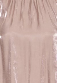 Tessuto lucido di colore rosa chiaro, con una consistenza liscia, caratterizzato da morbide drappeggi e un sottile luccichio, adatto per l'abbigliamento o per rivestimenti.