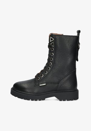 Schwarze Leder-Stiefelette mit strukturiertem Finish, schnürbarer Vorderseite, stabiler Sohle und dekorativen Hardware-Akzenten an den Seiten und der Zunge.