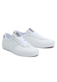 Baskets en cuir blanc avec bout rond, surface texturée et fermeture à lacets. Présentent des accents à damier sur le talon et une étiquette de languette de marque.