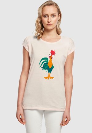 Kurzeiliges cremefarbenes T-Shirt mit einem bunten Cartoon-Hahn-Design, das einen roten Kamm, einen orangefarbenen Schnabel und türkisfarbene, grüne sowie gelbe Akzente aufweist.