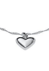 Pendentif en forme de cœur en argent sur une chaîne torsadée ; surface lisse avec une finition réfléchissante et une boucle de connexion en haut.