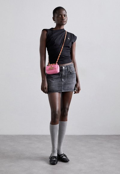 Vivienne Westwood CHAIN PURSE - Geantă crossbody - pink