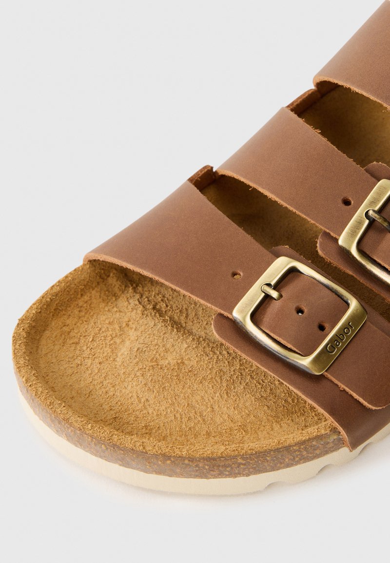 Bruine leren sandaal met twee verstelbare bronzen gespen en een gewatteerde kurken voetbed.