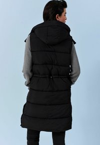 Next - PADDED LONGLINE GILET - Mellény - black Miniatűr kép 1