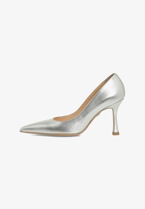 Chaussure à talon aigu en argent métallique avec un embout pointu, une découpe sur le côté et un talon fin. Texture lisse avec une finition brillante et un intérieur beige.