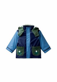 Chaqueta impermeable en azul y marino, con bolsillos verdes con diseños de animales, capucha texturizada y acentos dentados a lo largo del cuello.