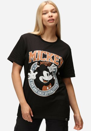 Mustat puuvillapaitat, joissa on vintage-tyylinen Mickey Mouse -grafiikka valkoisena ja oranssina, lyhyet hihat ja klassinen pyöreä kaula-aukko.