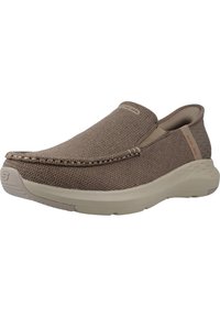 Scarpe slip-on Beanie in tessuto brunito con dettaglio di cucitura. Suola beige imbottita e logo discreto sul lato. Design a punta arrotondata.
