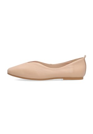 Beige platte schoen met puntige neus en lage hak, met een glad leren bovenwerk, zijaanzicht op een witte achtergrond.