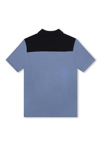 Polo à manches courtes présentant un corps bleu clair et une section supérieure noire, fabriqué en tissu respirant avec une finition texturée.