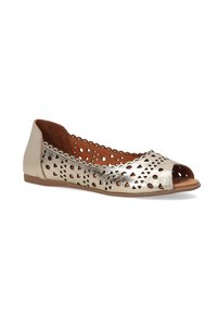Open-toe platte schoen van metaalachtig goudmateriaal, met uitsnijdingen in hart- en driehoekpatronen, een binnenzijde van bruine suede, en een vlakke zool.