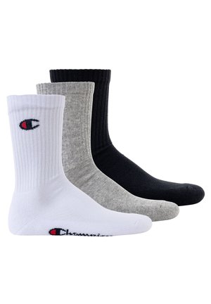Drei Paar Socken: weiß, grau und schwarz. Gerippte Textur mit einem Logo an der Seite. Aus Baumwolle, mittlere Höhe und glatte Oberfläche.