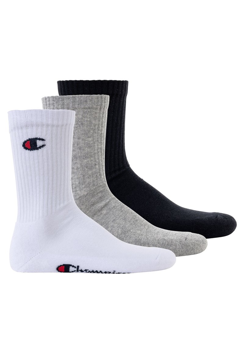 Drei Paar Socken: weiß, grau und schwarz. Gerippte Textur mit einem Logo an der Seite. Aus Baumwolle, mittlere Höhe und glatte Oberfläche.