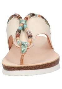 Weiße Leder-Zehentrenner-Sandale mit bunten Perlenakzenten und metallischen Details, natürlichem Lederfußbett und beiger Gummisohle.
