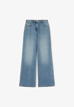 Jean en denim bleu clair à jambes larges avec un design délavé, style classique à cinq poches et coupe droite. Couture renforcée le long des bords.