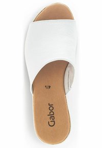Sandal en cuir blanc à enfiler avec une large lanière et une semelle intérieure rembourrée couleur tan, présentant une texture lisse et le nom de marque embossé "Gabor."