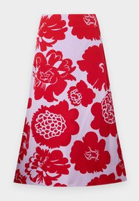 Röd blommig mönstrad kjol på vit bakgrund; knälång med en utsvängd design och slät textur. Inga synliga knäppningar eller accenter.
