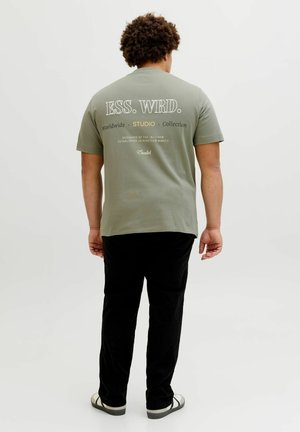 JJEURBAN EDGE STUDIO TEE SS SN PLS - Marškinėliai su spaudiniu - vetiver