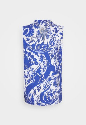 Ärmellose Bluse aus einem weißen Stoff mit blauem Blumenmuster, mit einem hohen Kragen und einer lockeren Passform.