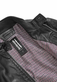 Giubbotto di pelle nera con fodera in tessuto stampato nei colori viola, bianco e rosso. Presenta chiusure a bottone e un'etichetta che indica la taglia L.